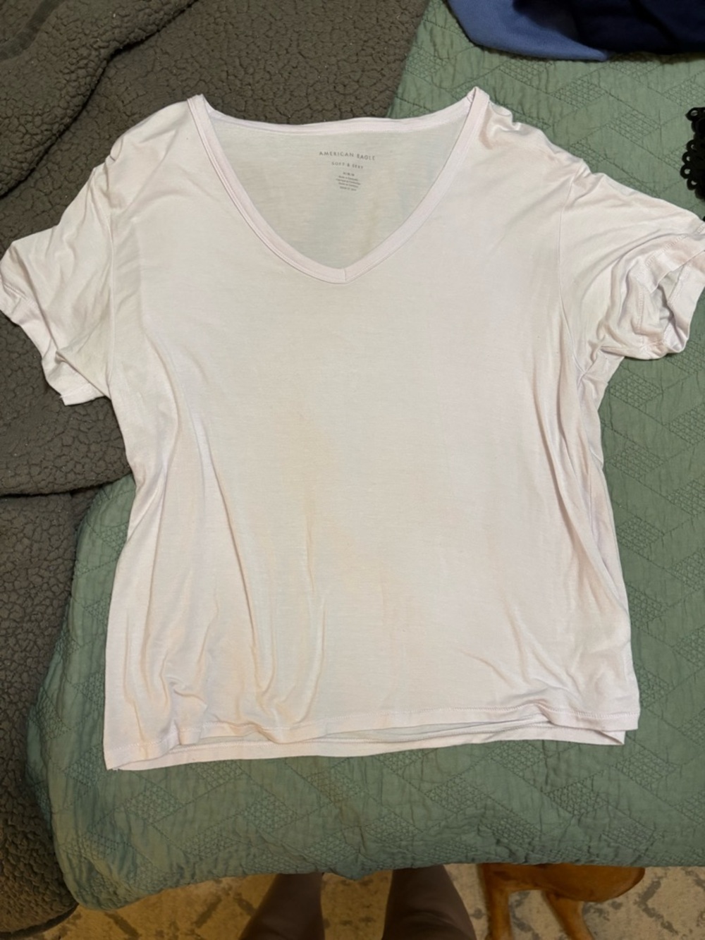 American Eagle Short-Sleeve soft and sexy V-Neck Tee in Pale purple